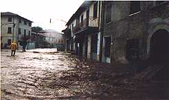 Pontestrada invasa dalla furia delle acque del fiume Versilia